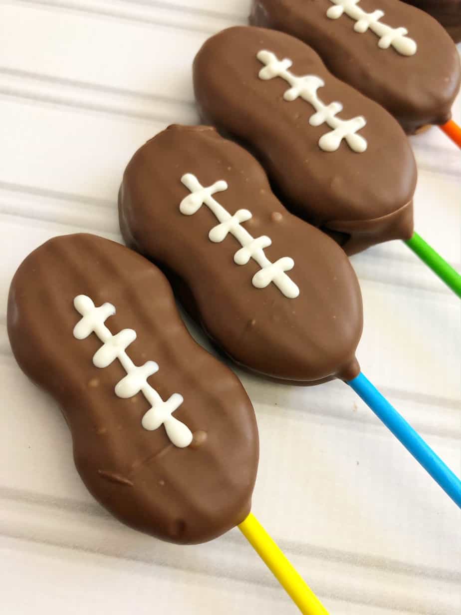 These Football Cookie Pops make a great team snack, end-of-season party, or just a sweet finger food for a party! This football shaped dessert is easy and fast to make! via @SidelineWarrior